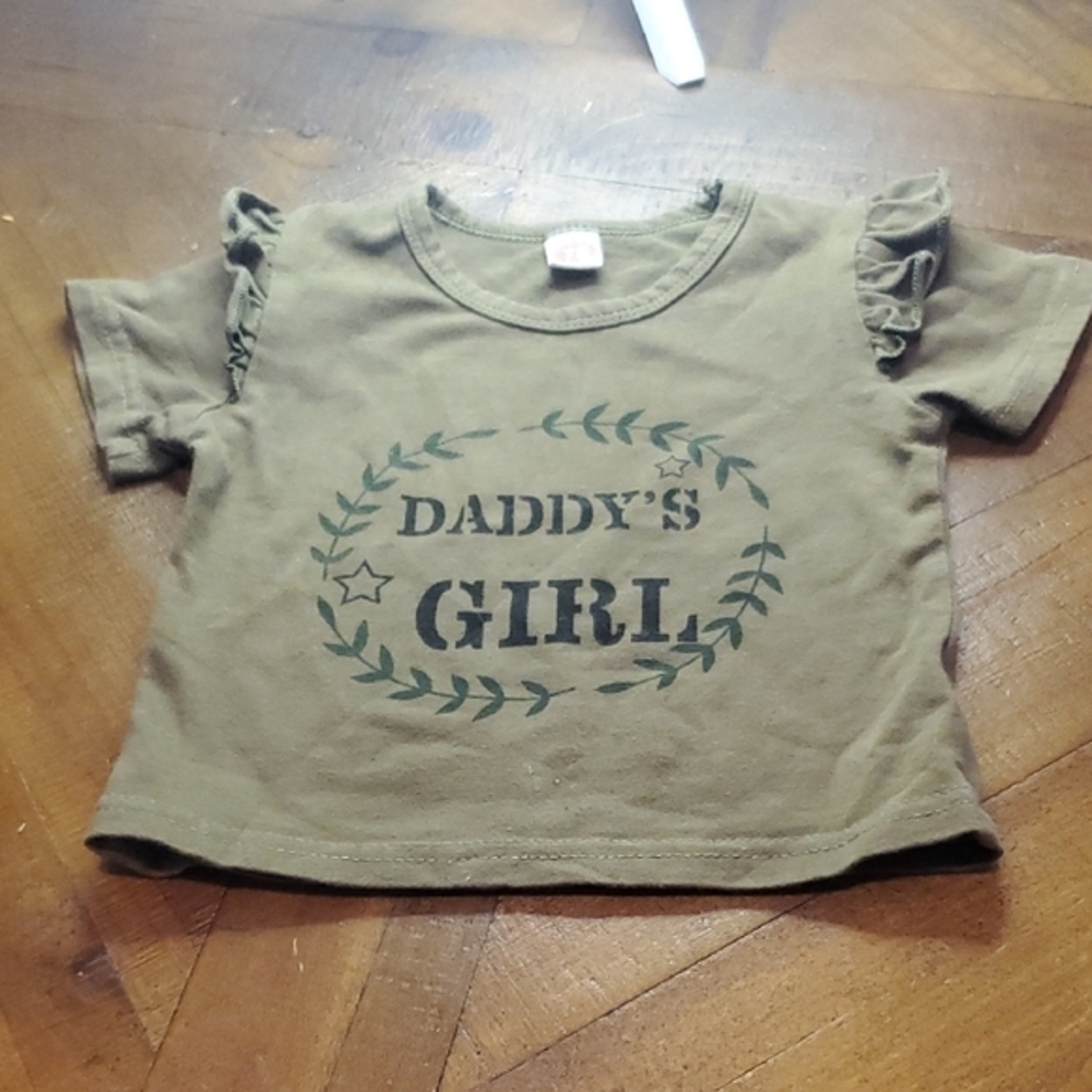 SHEIN Green Kids Tee with 'Daddy's Girl' Design